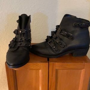 Size 7 1/2 M Gianni Bini ankle boots.